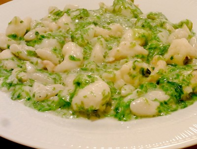 猫耳扇貝　　（手づくり中国パスタと貝柱　生海苔入りクリームソース）