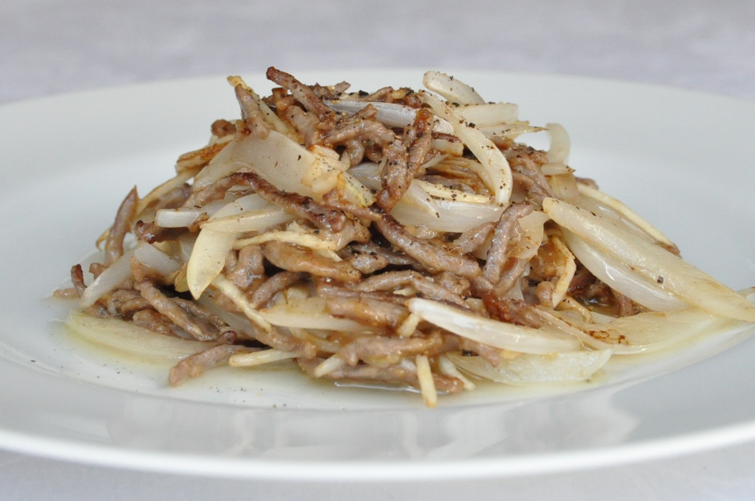 新玉ねぎと細切り牛肉の炒め　今週のランチ2019年5月28日〜